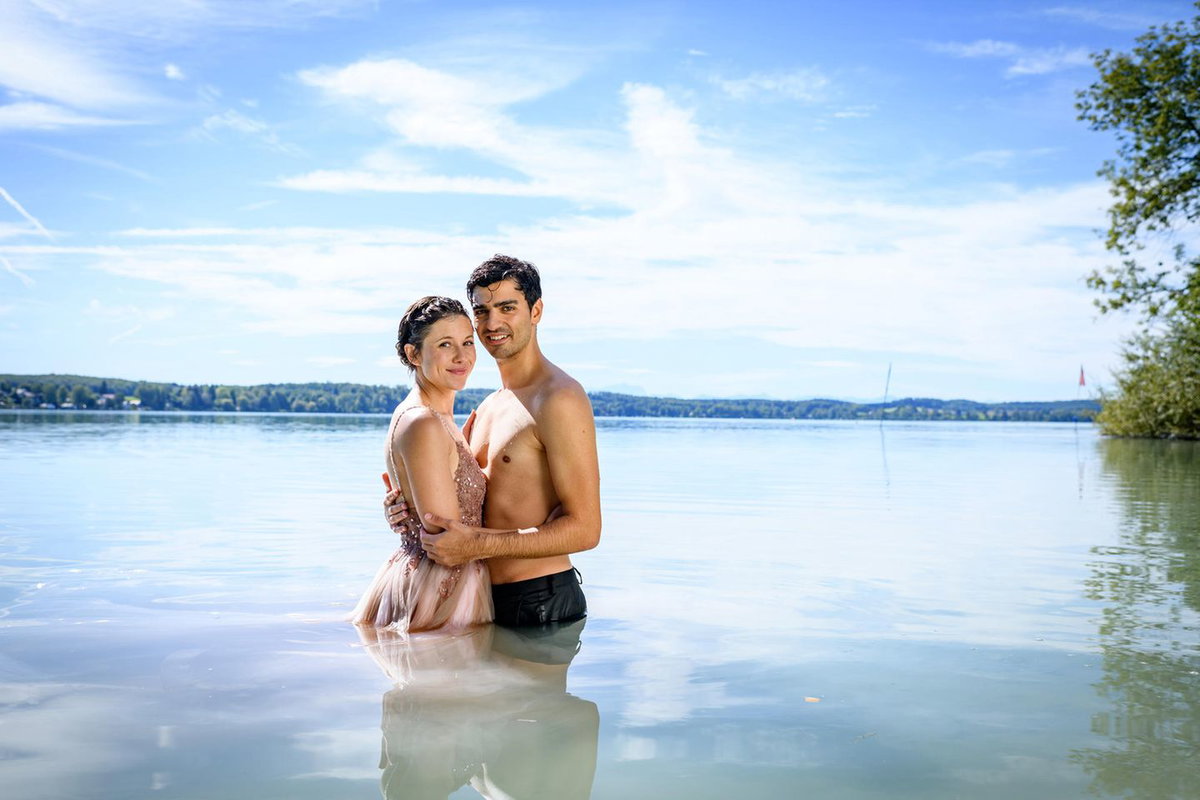 Eleni und Leander von Sturm der liebe stehen eng umschlungen im See