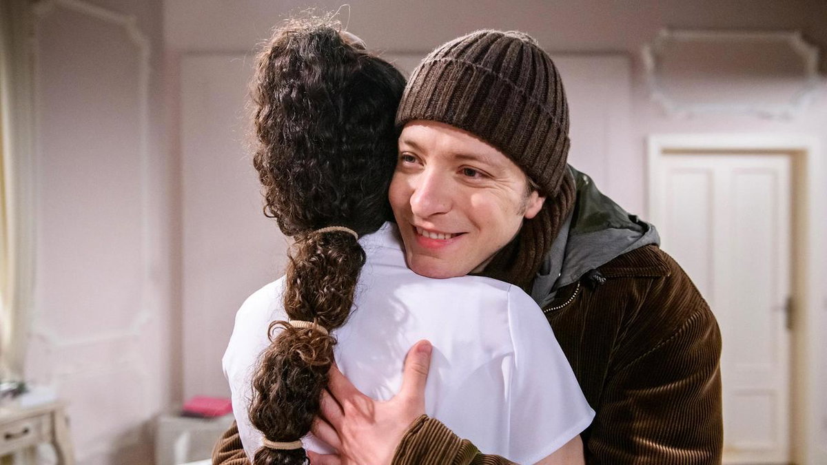 Sturm der Liebe Gerry umarmt Shirin, Shirin steht mit dem Rücken zur Kamera