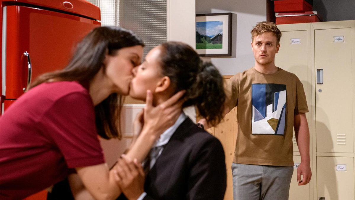 Sturm der Liebe Vanessa und Carolin küssen sich, Max guckt sie im Hintergrund geschockt an