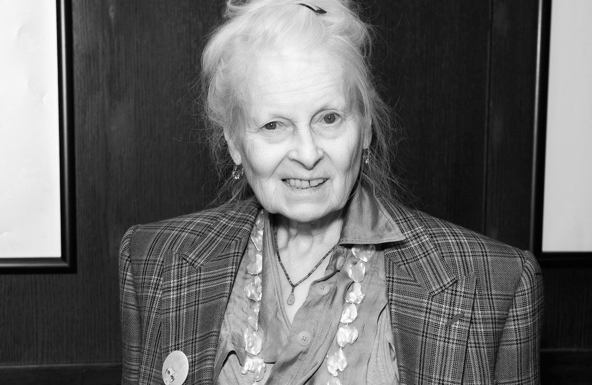 Vivienne Westwood lächelt in schwarz-weiß