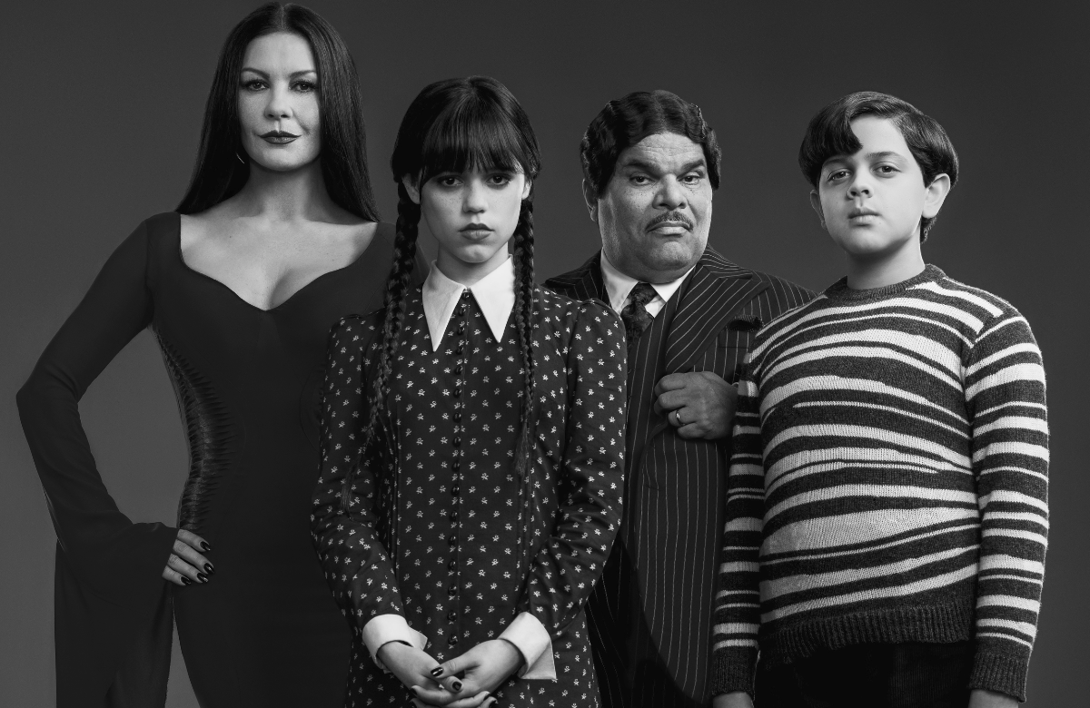 "Wednesday"-Familienfoto: Catherine Zeta-Jones als Morticia Adams, Jenna Ortega als Wednesday Addams, Luis Guzmán als Gomez Addams und Issac Ordonez als Pugsley Addams