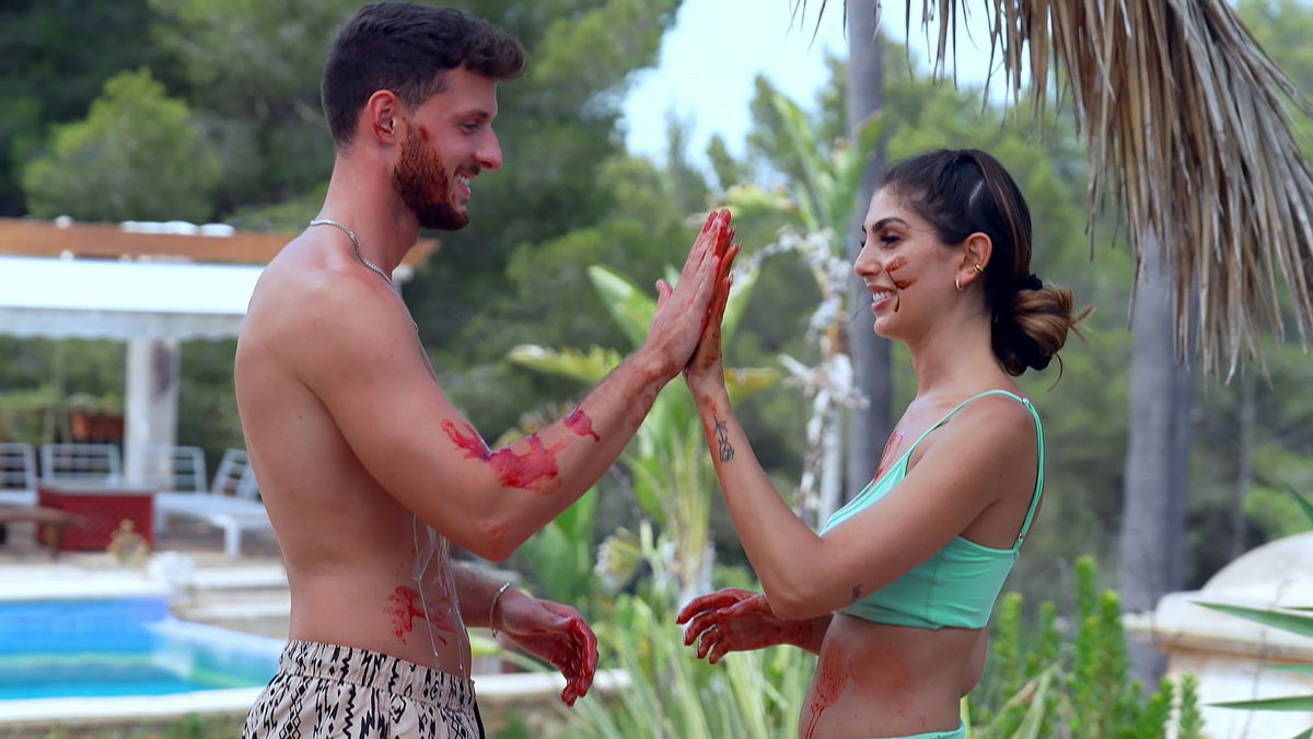 Yeliz Koc und Make Love, Fake Kandidat Jannik klatschen sich ab