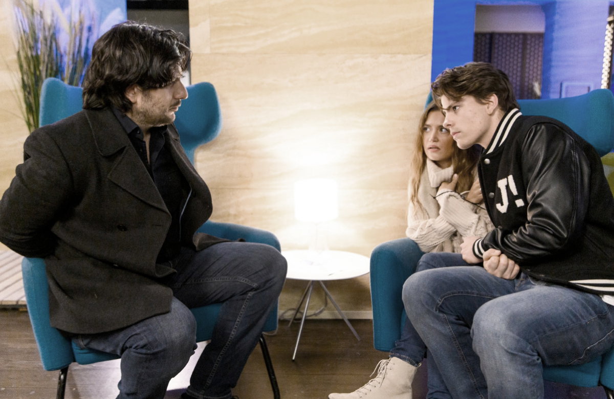 Maximilian, Alexander und Nathalie sind im Zentrum gefesselt