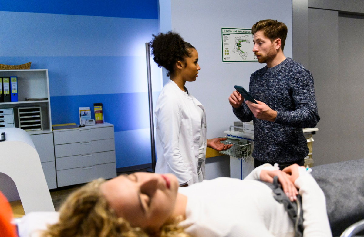 Nele liegt bei "Alles was zählt" im Krankenhaus, Yannick und Imani unterhalten sich