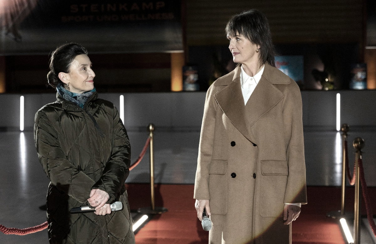 Simone und Frieda schauen sich bei "Alles was zählt" an