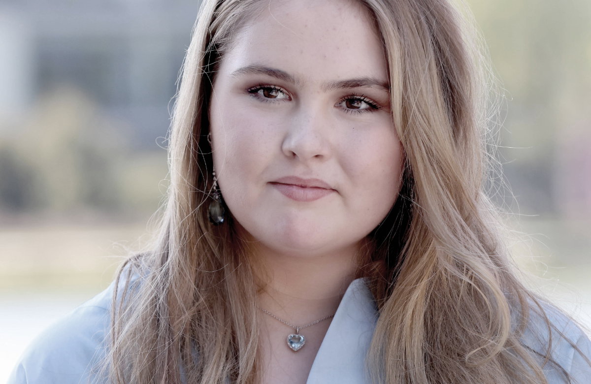 Amalia der Niederlande lächelt gequält