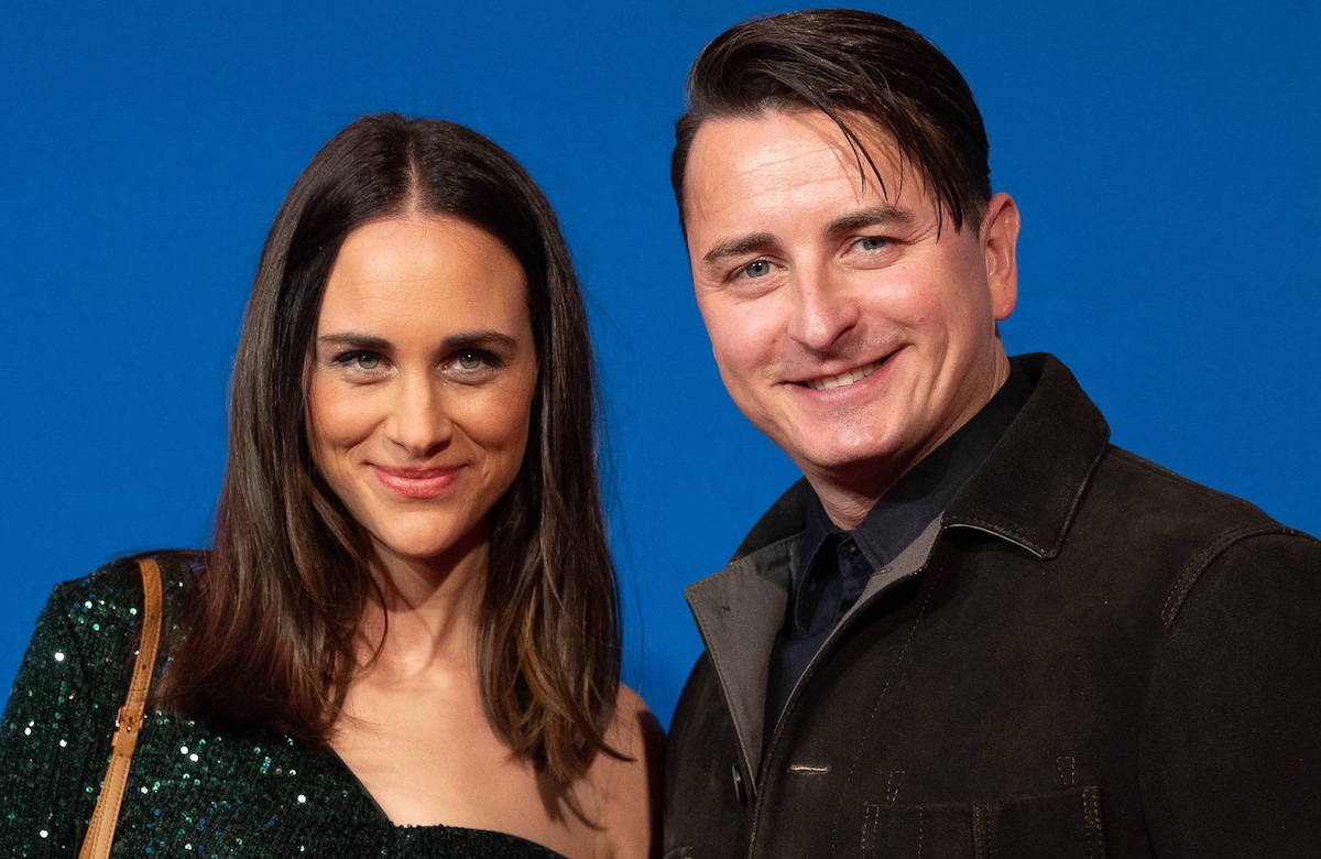 Lisa Kandlhofer und Andreas Gabalier, blauer Hintergrund