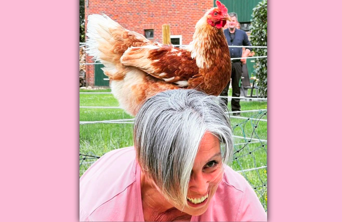 "Bauer sucht Frau" 2022 - Christine posiert mit Michaels Huhn