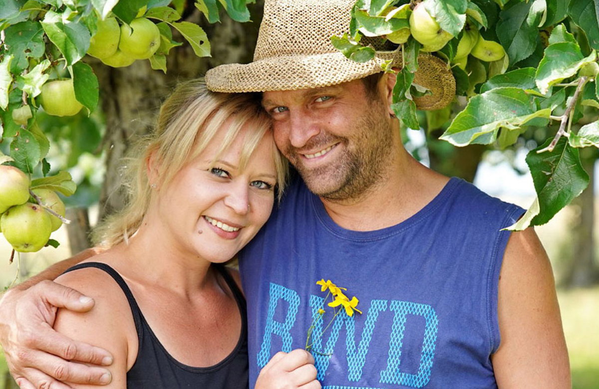 Das "Bauer sucht Frau"-Paar Steffi und Stephan hält sich im Arm