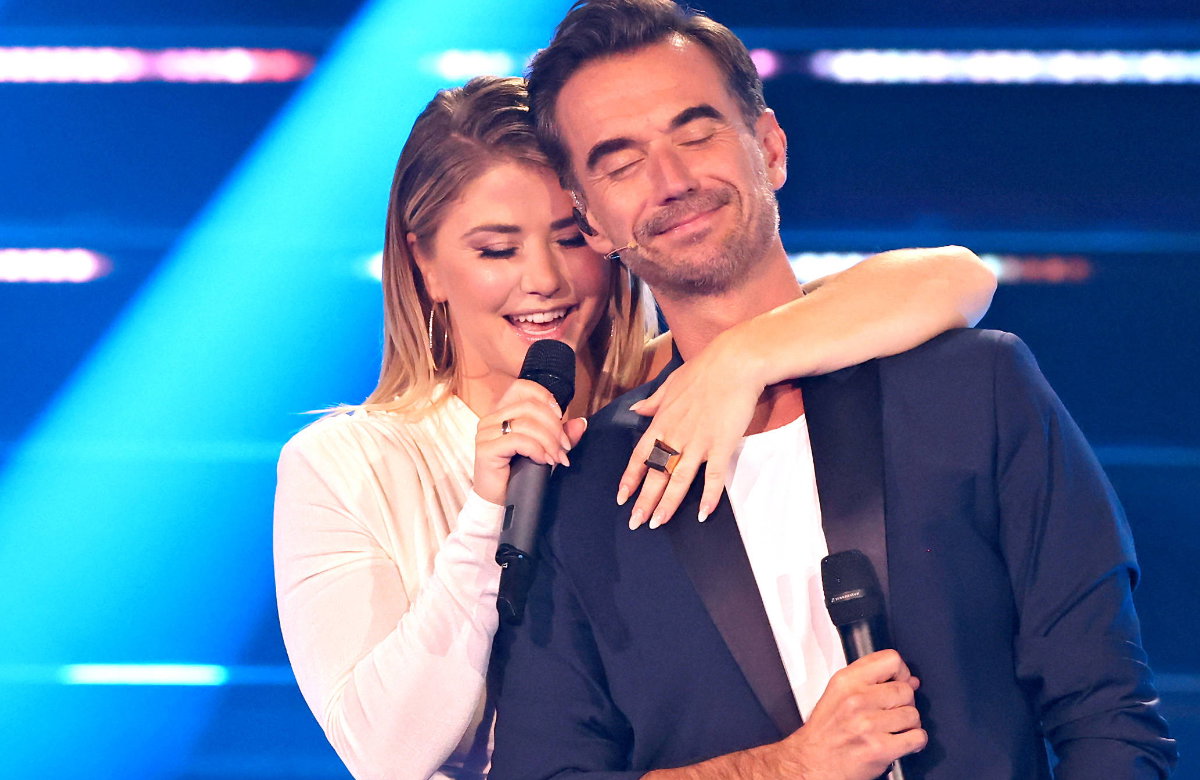 Beatrice Egli umarmt Florian Silbereisen von hinten