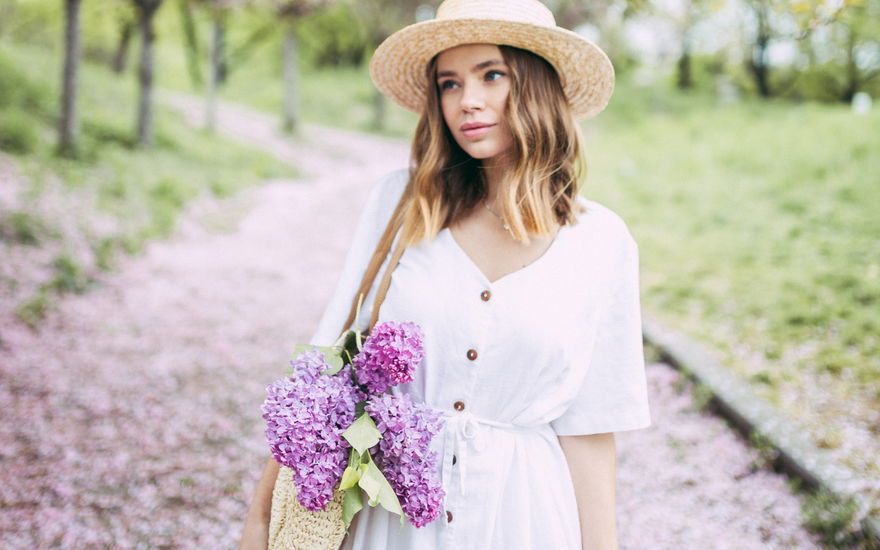 Frau im Frühling mit blumigen Düften