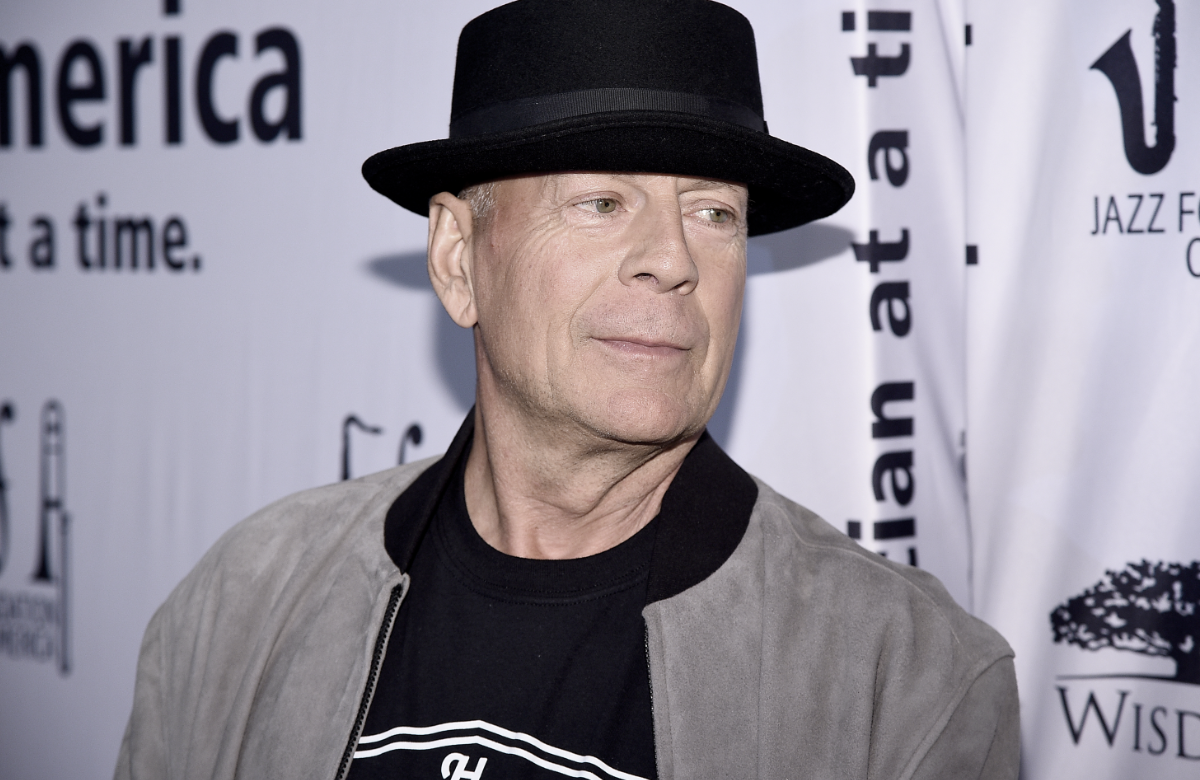 Bruce Willis guckt ernst