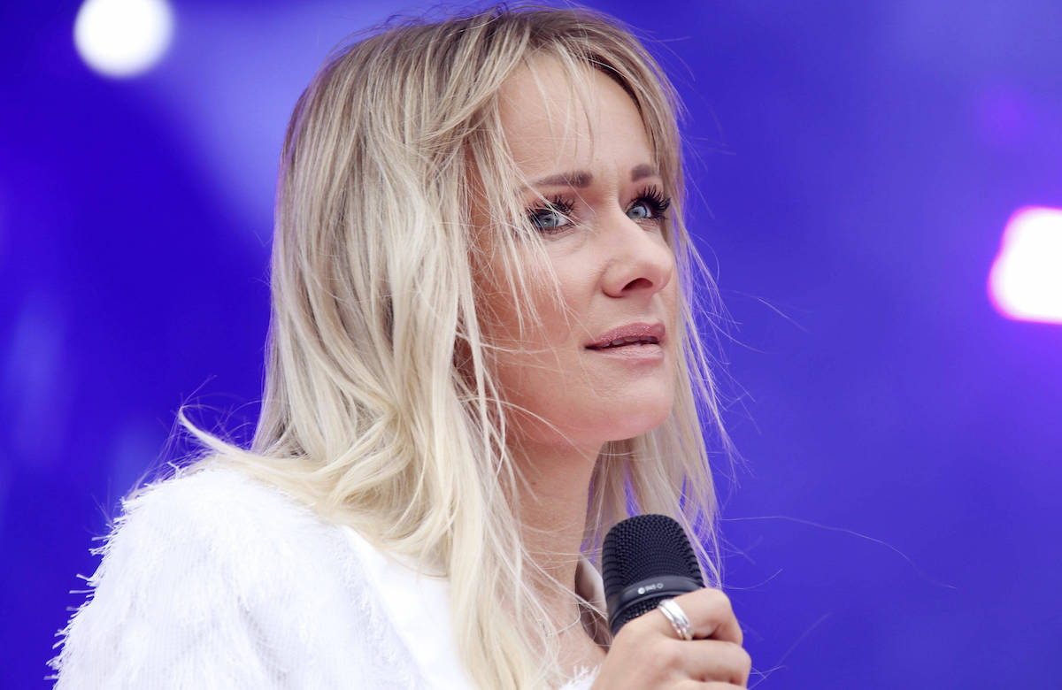 Christin Stark schaut besorgt in die Ferne