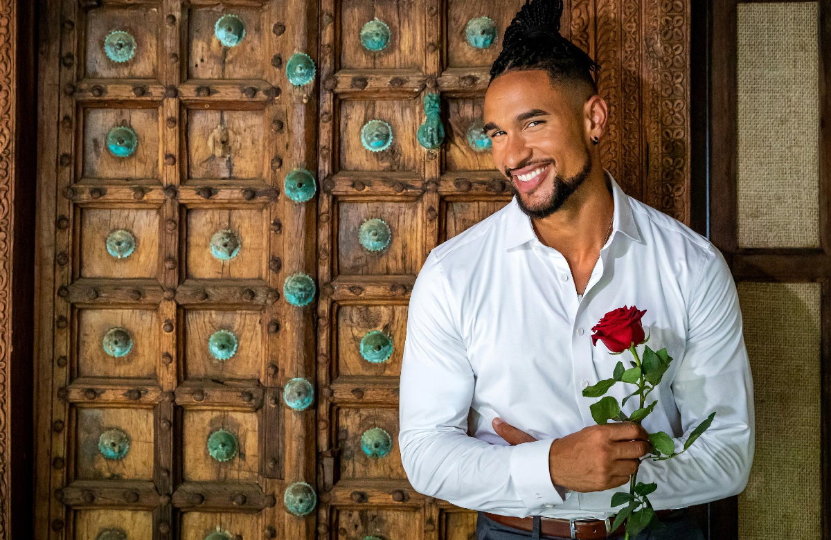 "Bachelor" David Jackson mit Rose in der Hand