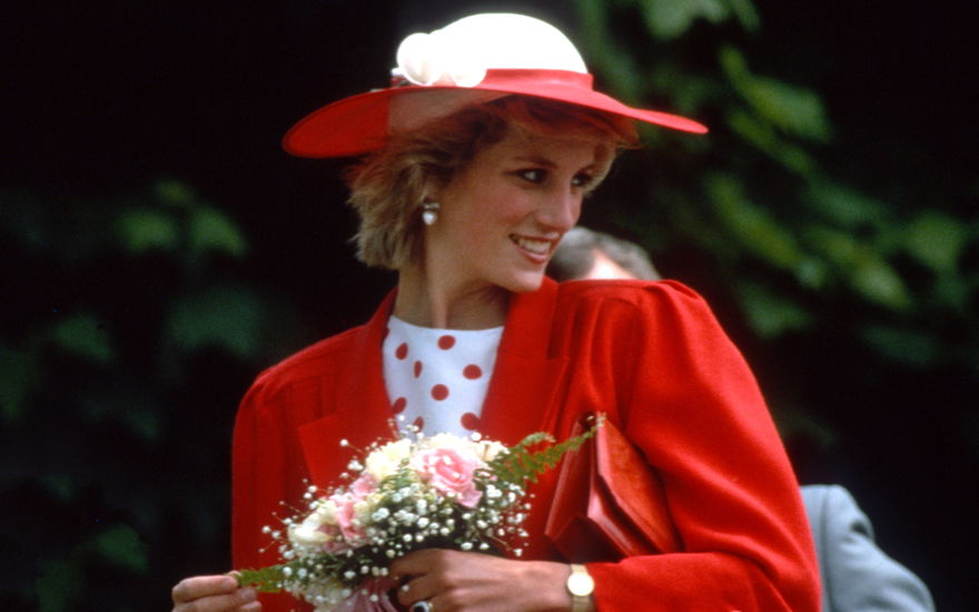 Lady Di im roten Kostüm