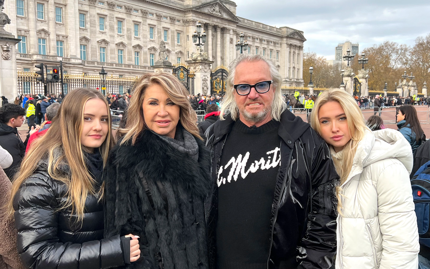Davina, Carmen, Robert und Shania Geiss stehen vorm Buckingham Palace