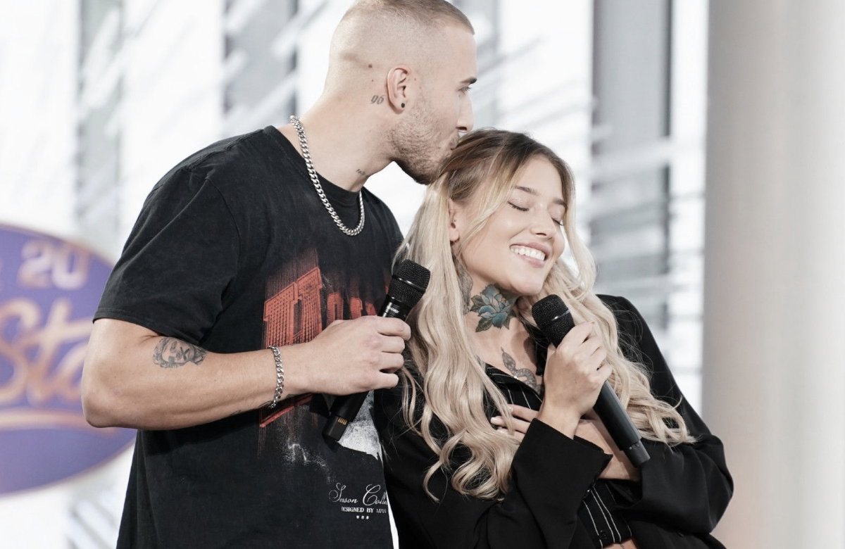 Lars Maucher küsst Jill Lange bei DSDS auf den Kopf