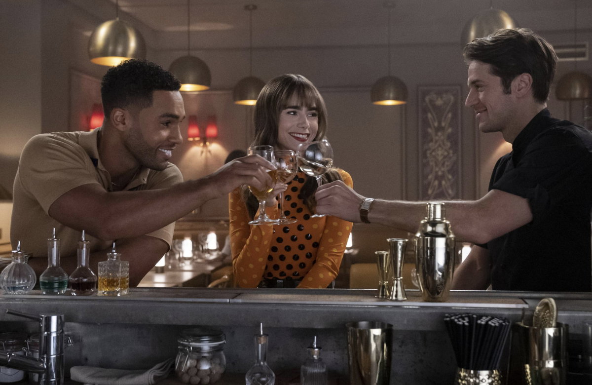 Emily in Paris-Szene an der Bar mit Lucien Laviscount, Lily Collins und Lucas Bravo