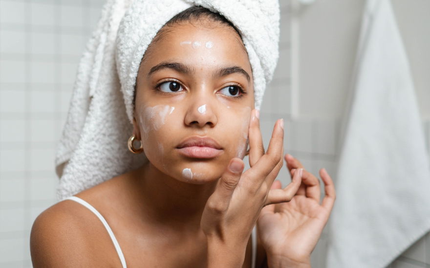 Frau trägt Anti-Aging-Creme auf