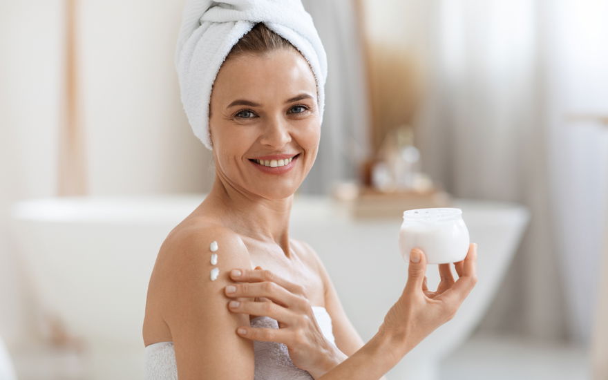 Frau creme Arme mit Bodylotion ein