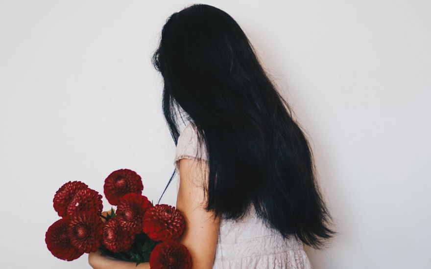 Frau lange schwarze Haare