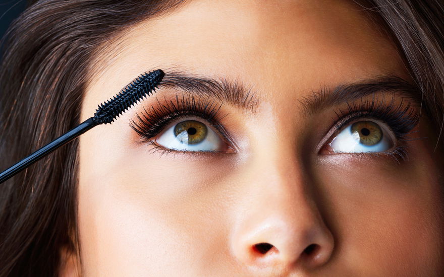 Frau mit extremen Wimpern
