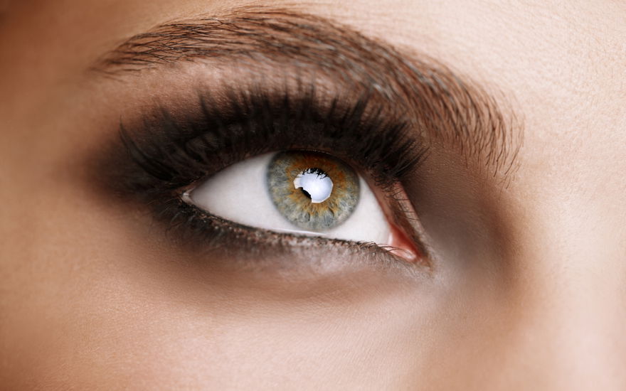 Frau mit sehr dichten Wimpern