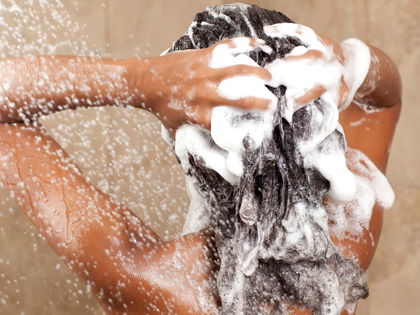 Haarpflege: Dieses 6-Euro-Shampoo stärkt gebrochene Haarbrücken
