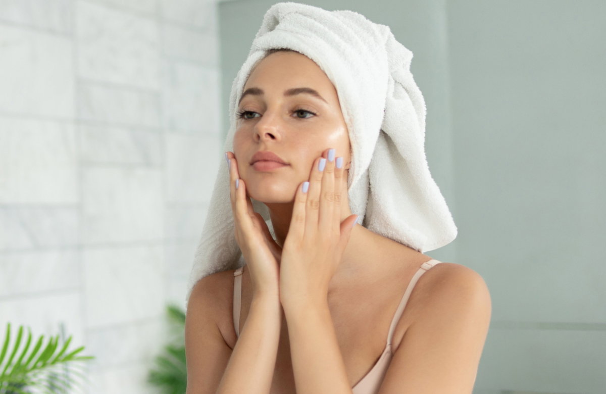 Frau pflegt Haut mit Peeling-Serum