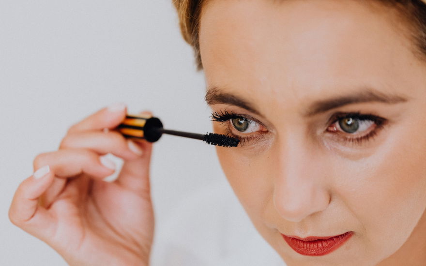 Frau trägt-Mascara auf