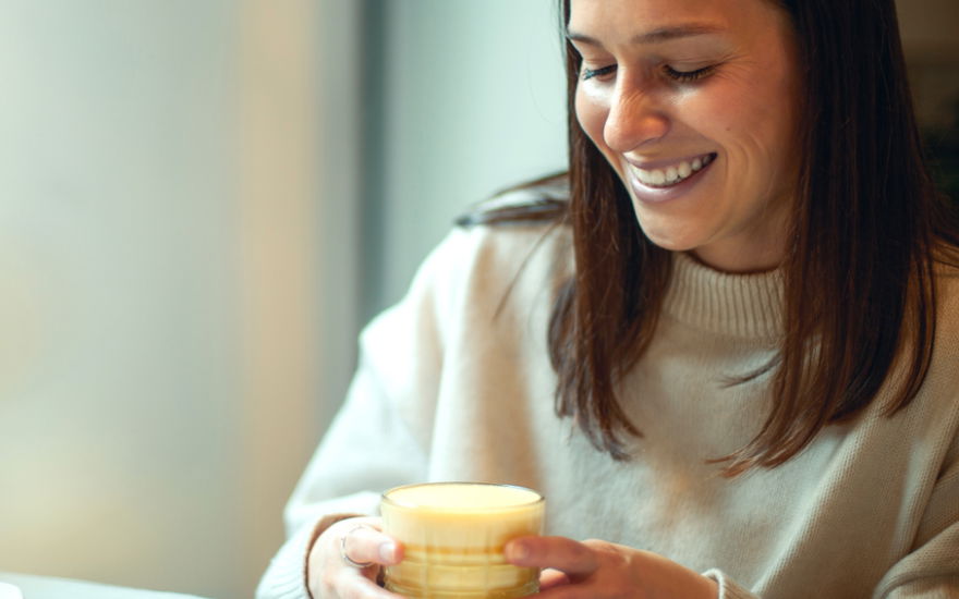 Frau trinkt Goldene Milch