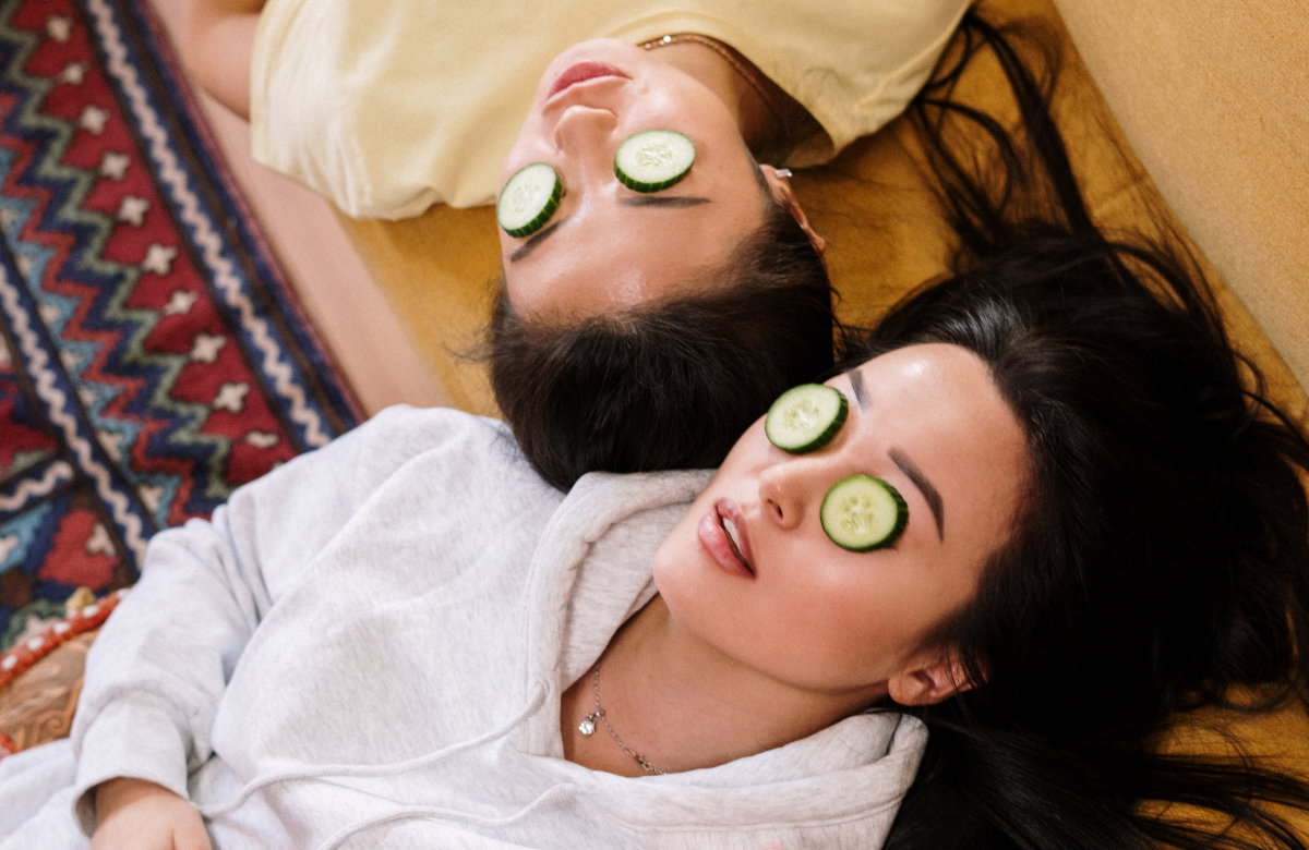 Frauen mit Gurkenscheiben auf den Augen
