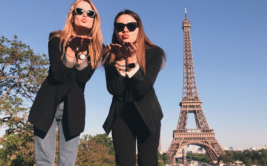 Frauen vor dem Eiffelturm