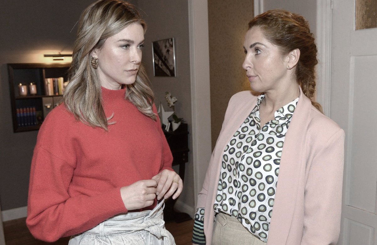 Nina und Jessica schauen sich bei GZSZ skeptisch an