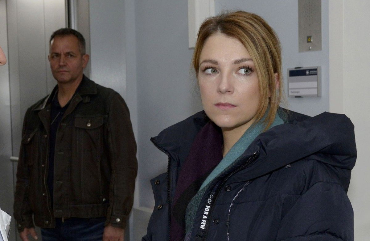 Lilly guckt bei GZSZ geschockt, Polizist steht hinter ihr
