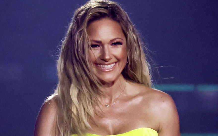 Helene Fischer lächelt mit gelben Oberteil