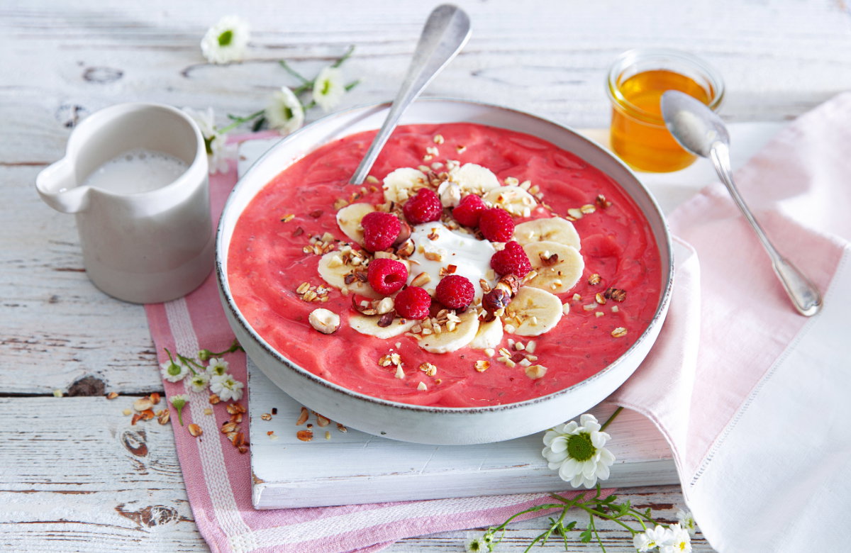Himbeerbowl mit gerösteten Nüssen