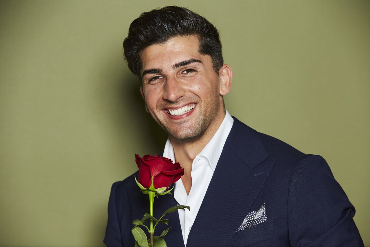 "Bachelor"-Kandidat Julian Dannemann mit Rose in der Hand