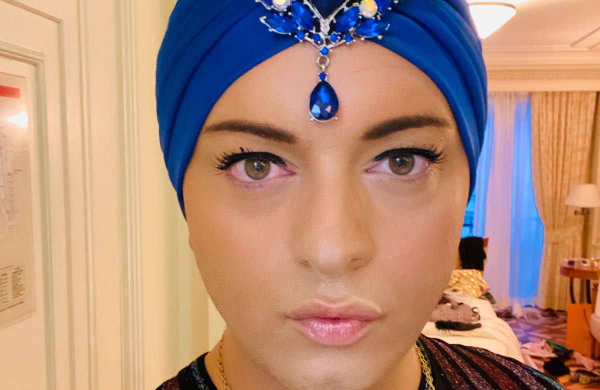 Julian F. M. Stoeckel Selfie mit blauem Turban.