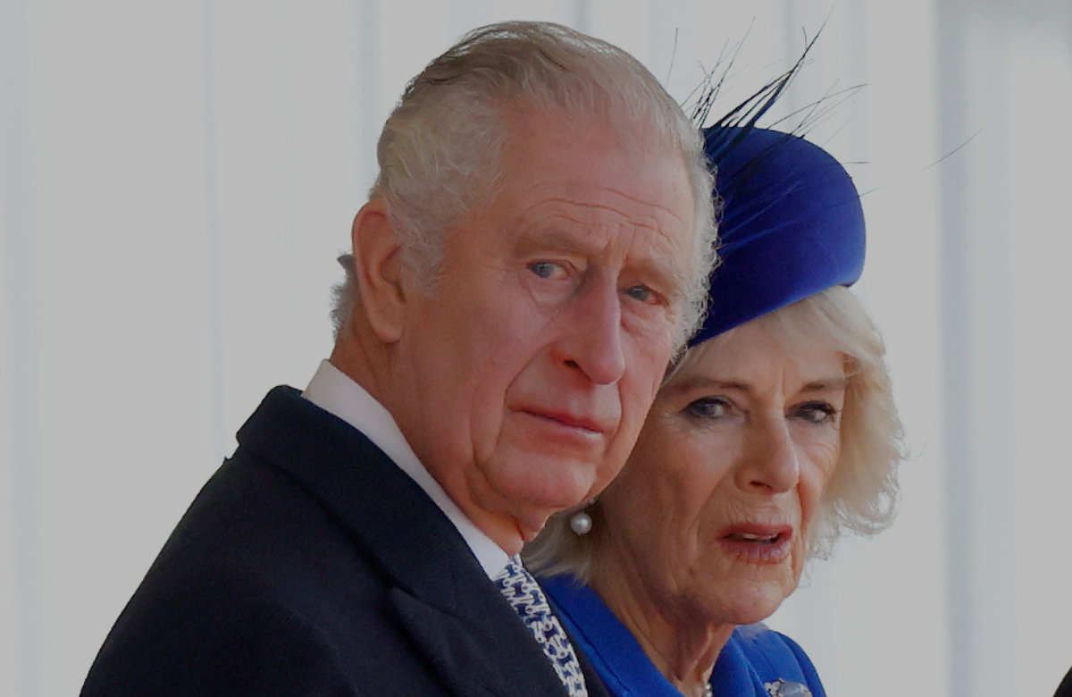 König Charles III. und Queen Consort Camilla stehen nebeneinander.