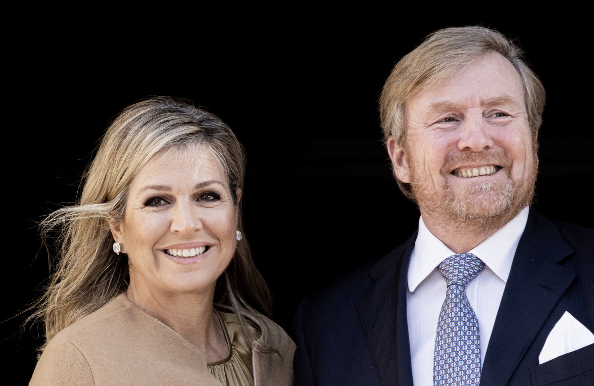 Königin Máxima und König Willem-Alexander posieren nebeneinander.