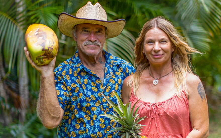 Konny und Manuela Reimann vor Palmenblättern