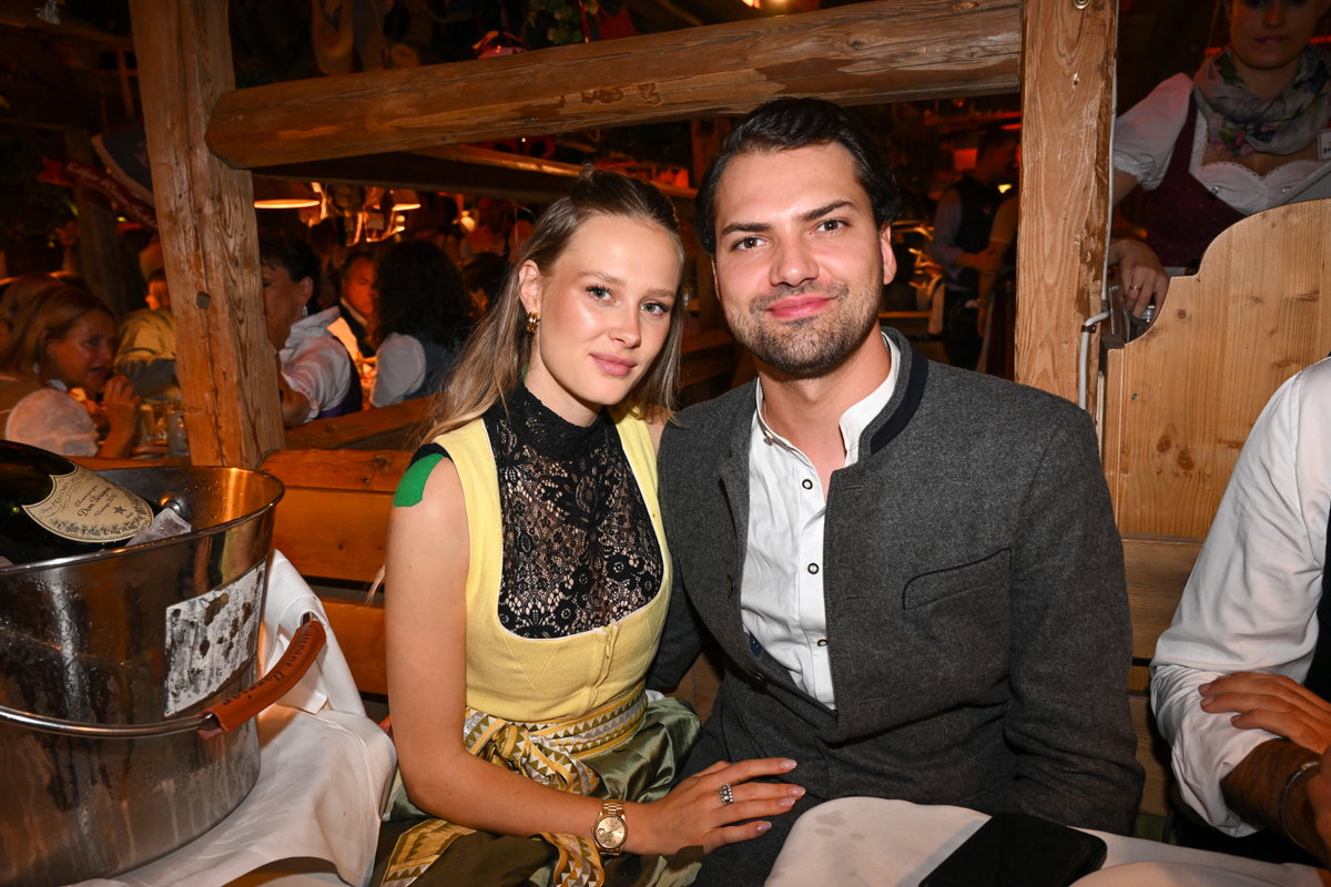 Laura Marie Geissler und Jimi Blue Ochsenknecht posieren beim Oktoberfest Arm in Arm in Tracht