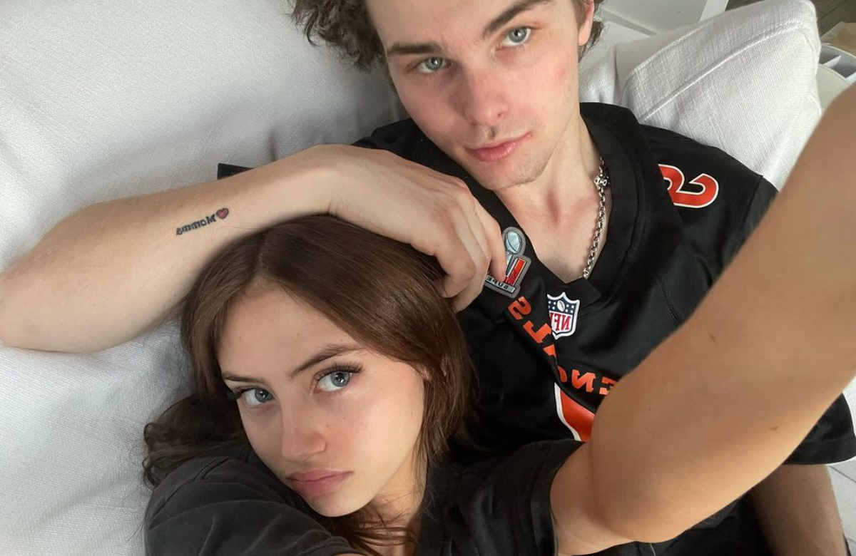 Leni Klum und Aris Rachevsky machen ein Selfie auf der Couch
