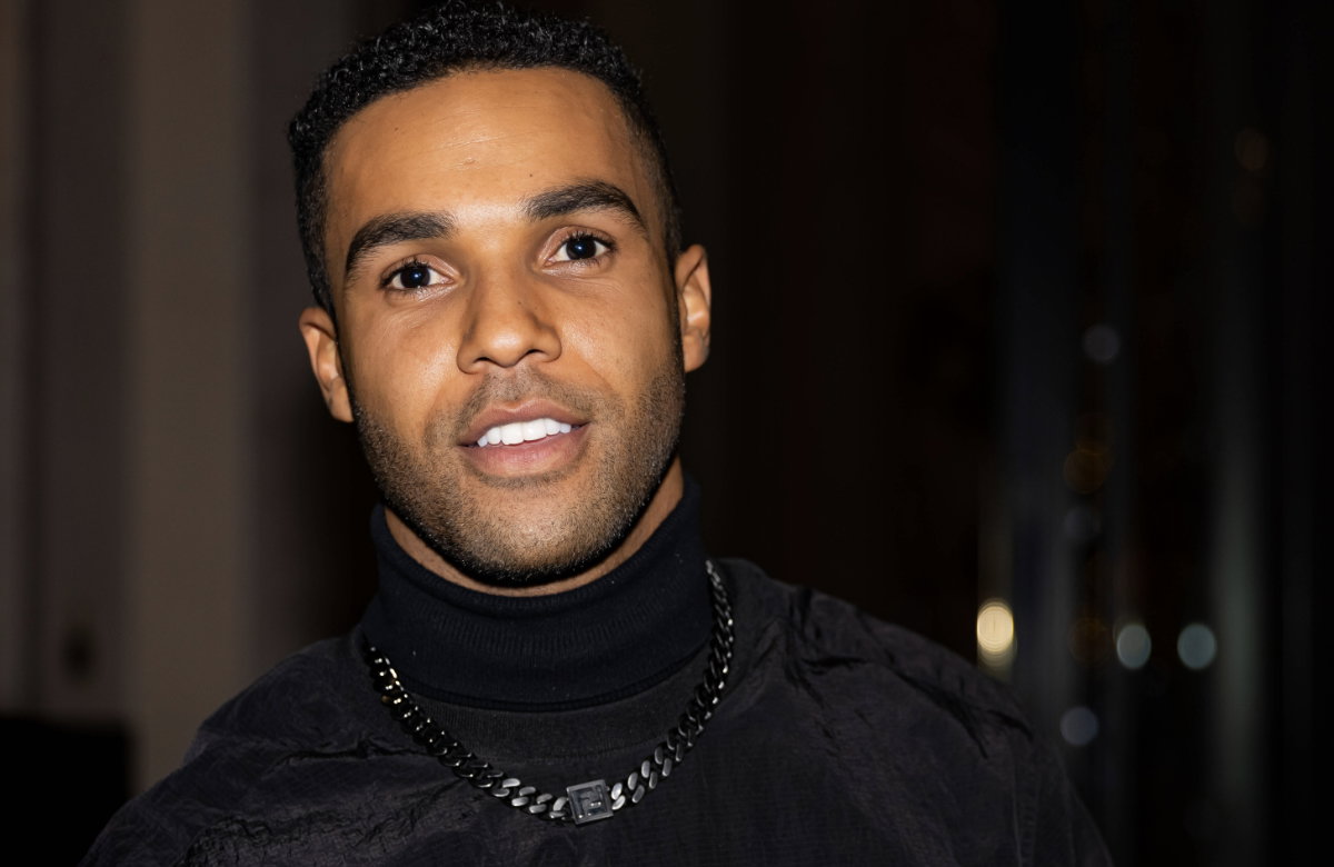 Lucien Laviscount zeigt seine Zähne.
