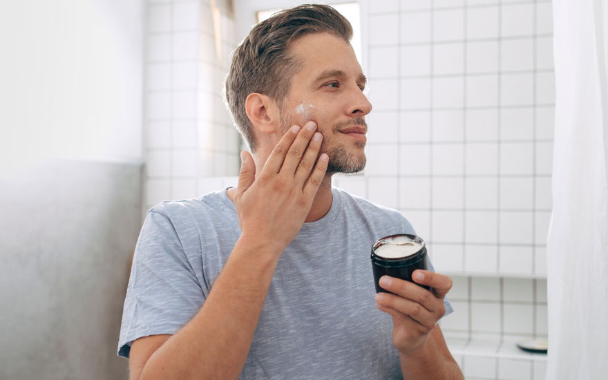 Mann trägt Anti-Aging-Creme auf