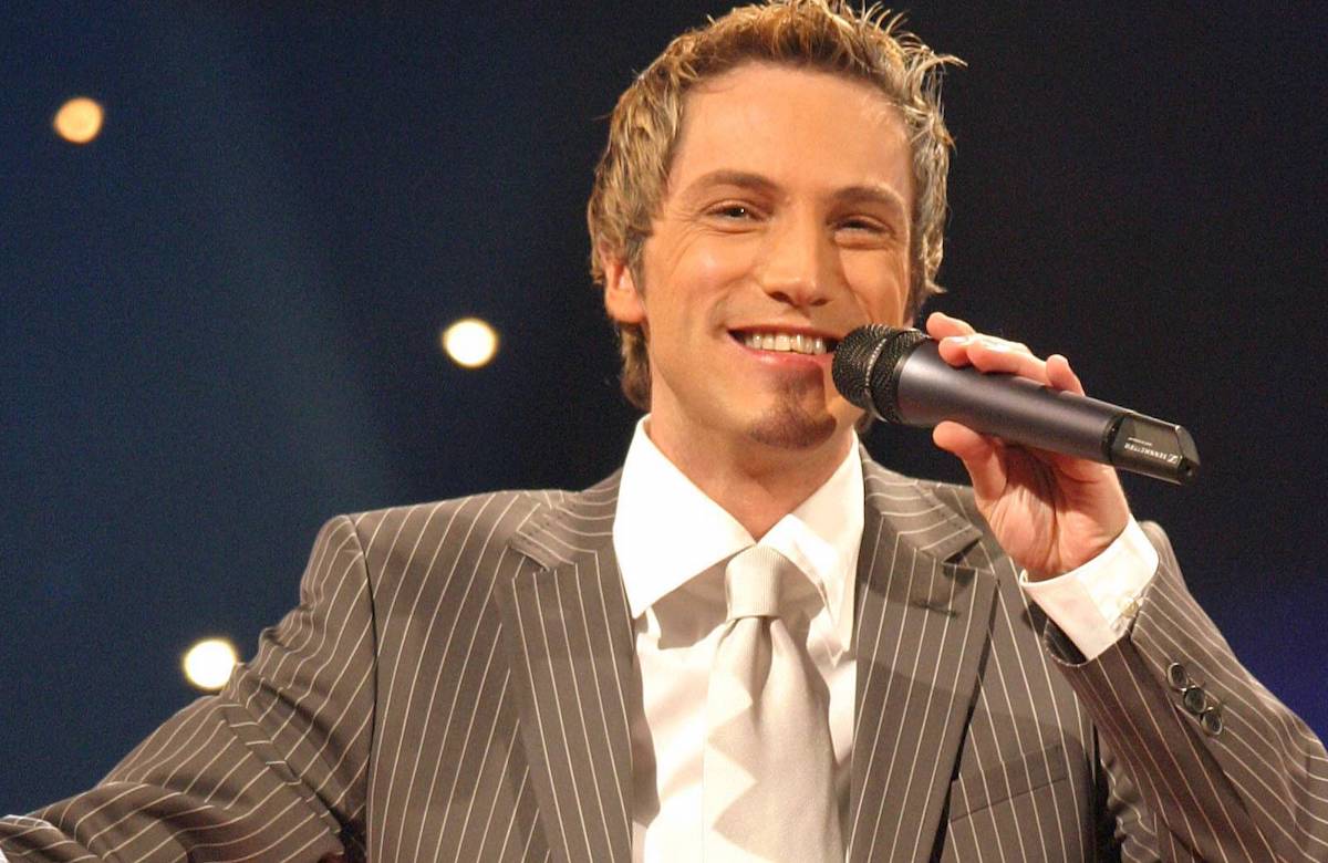 Matthias Carras singt und lächelt