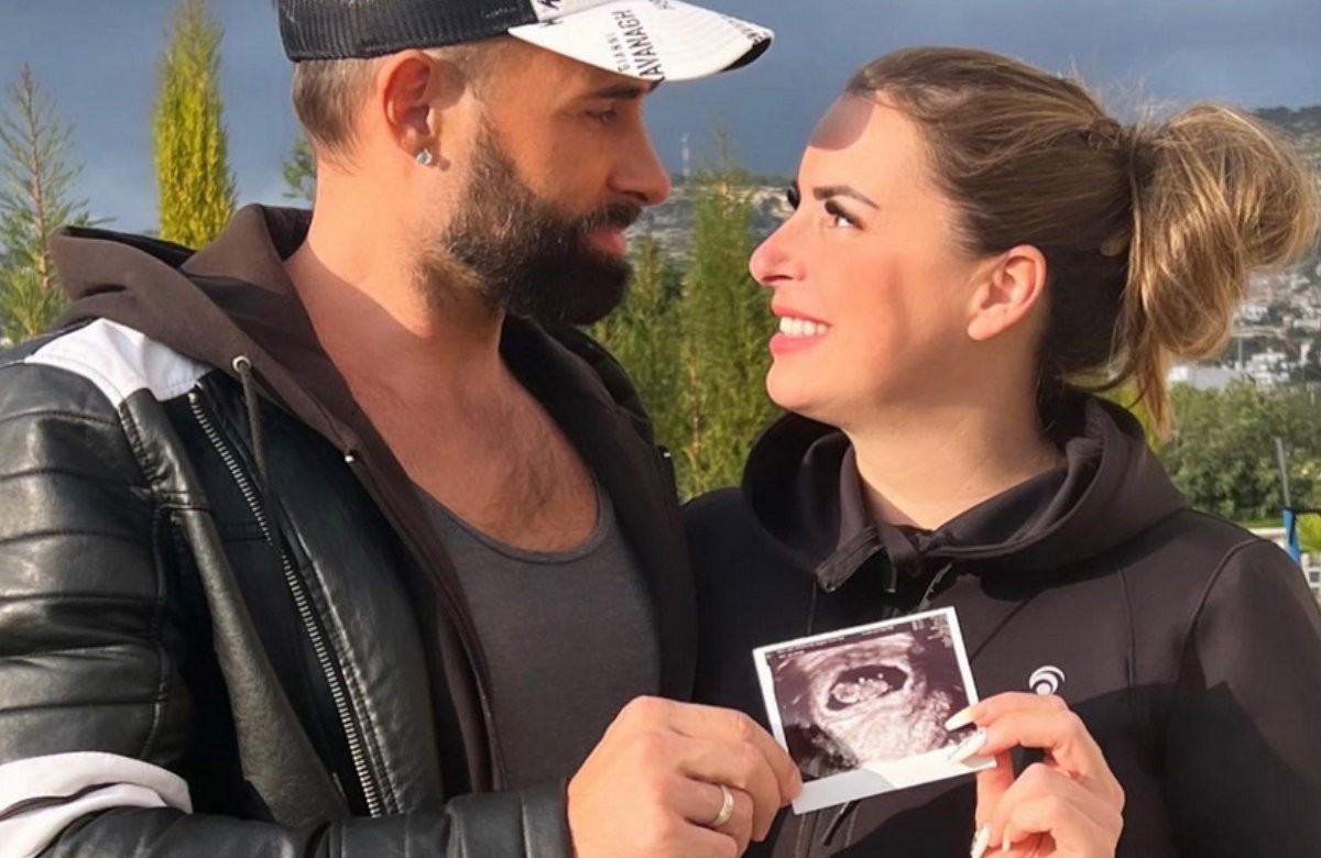 "Mein Kind, dein Kind"-Star Virginia Weiß und Andrew halten Ultraschallbild
