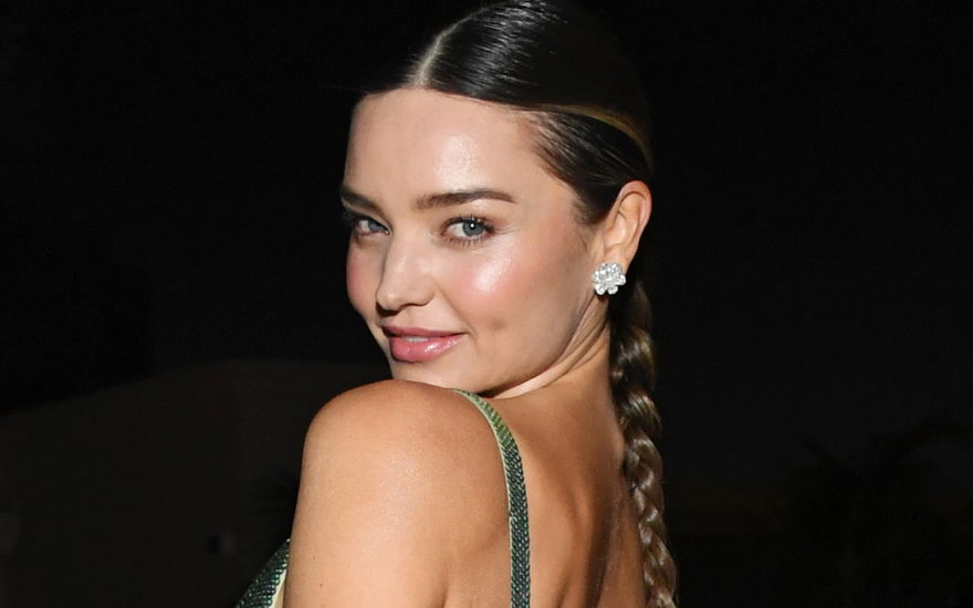 Miranda Kerr schaut über Schulter