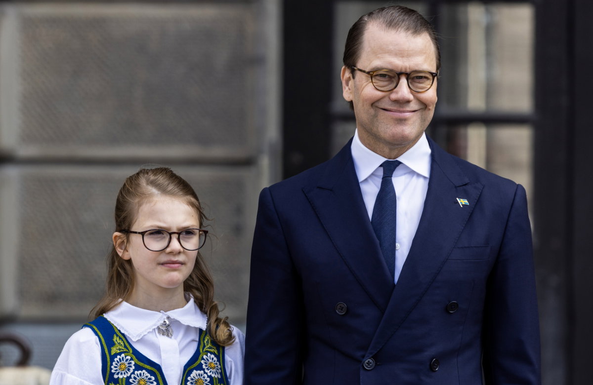 Prinzessin Estelle und Prinz Daniel stehen nebeneinander.